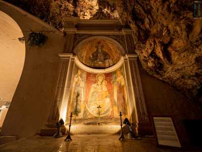 Ci avviciamo adesso all�edicola a destra dell�altare, affrescata nel 1538 dal pittore locale Francesco Palvisino...